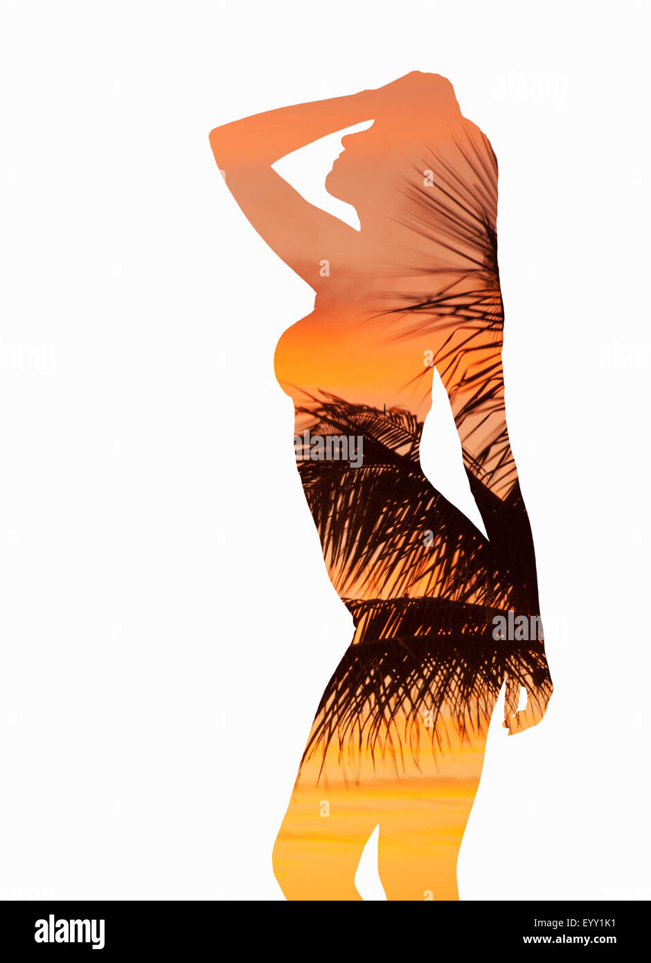 Silhouette des kaukasischen Frau mit Palmblättern und Sonnenuntergang Stockfoto