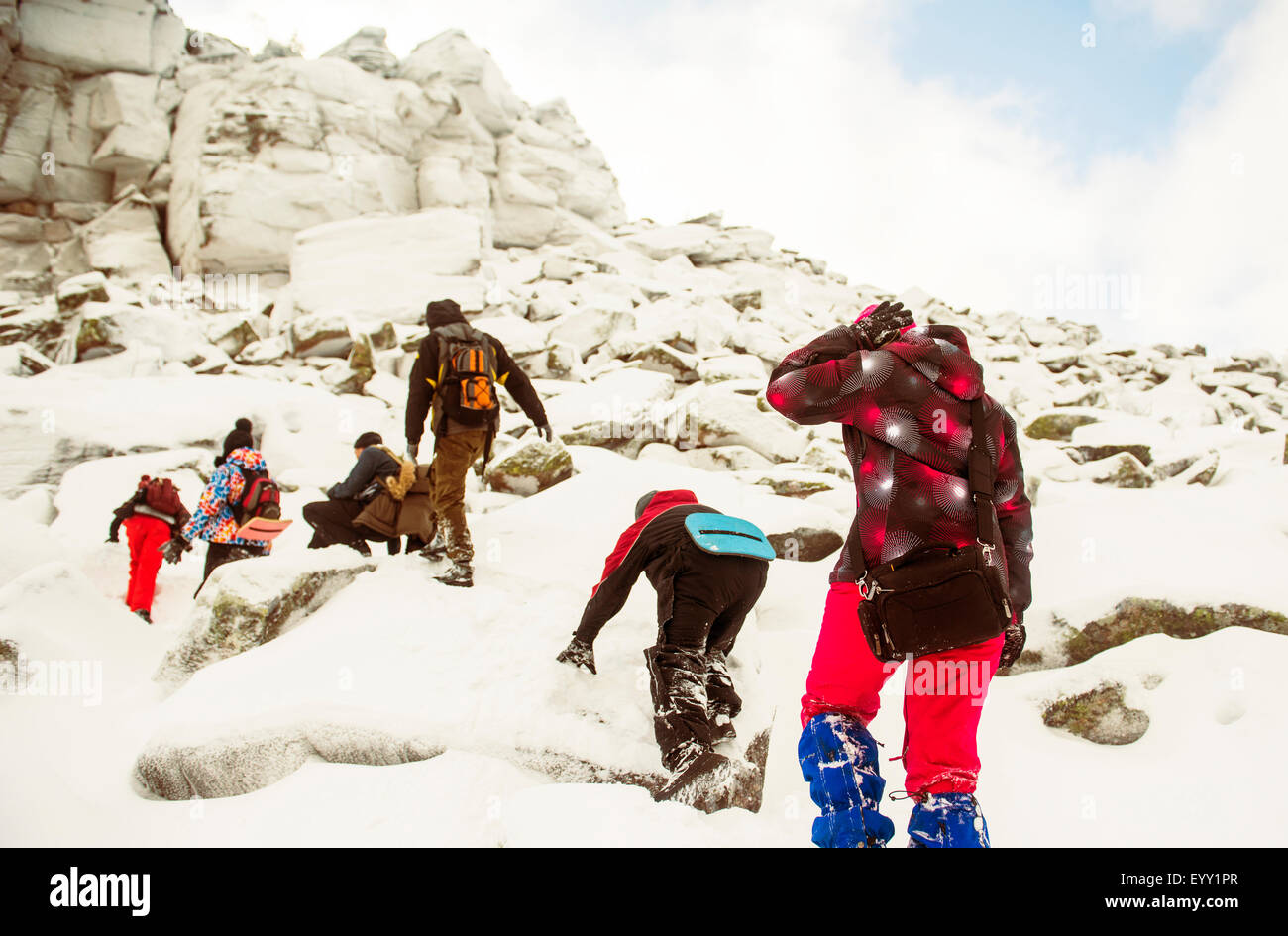Kaukasische Wanderer Klettern verschneite Felsformationen Stockfoto