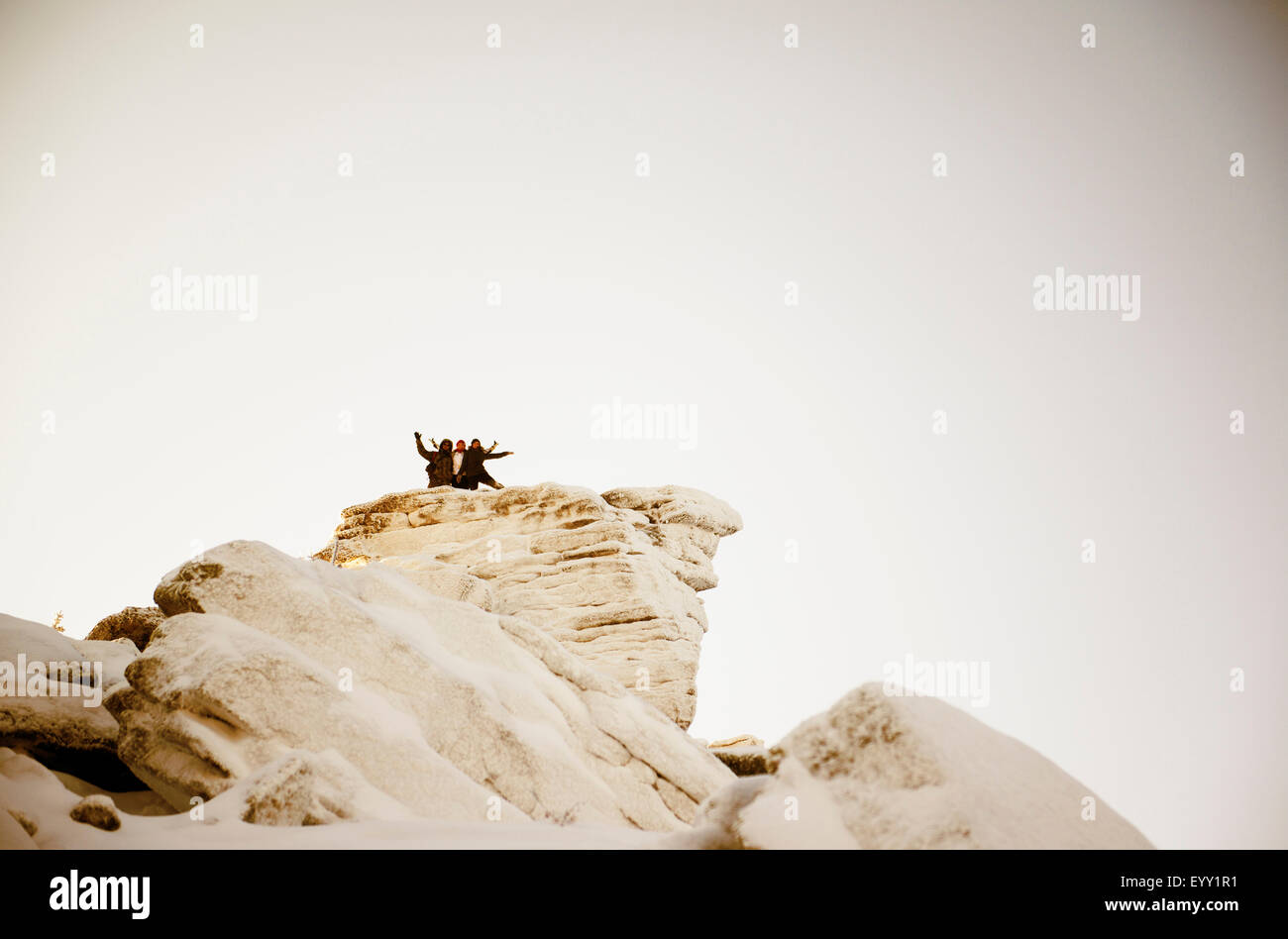 Kaukasische Wanderer auf verschneite Berggipfel Stockfoto