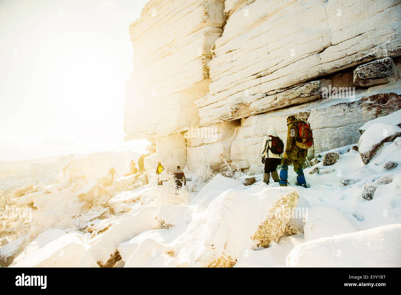 Kaukasische Wanderer zu Fuß auf verschneite Felsformationen Stockfoto
