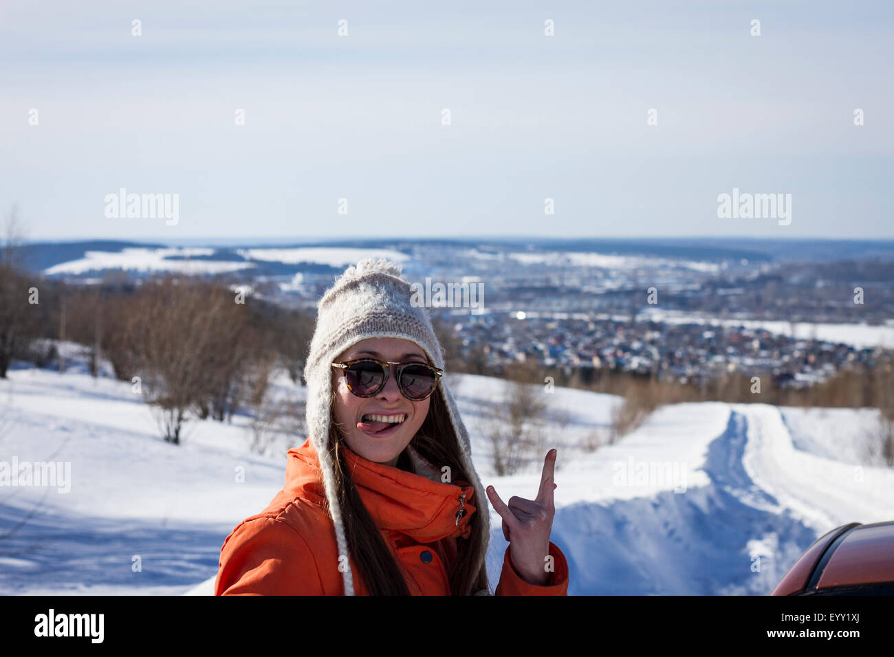 Kaukasische Frau deutete auf verschneiten Straße Stockfoto