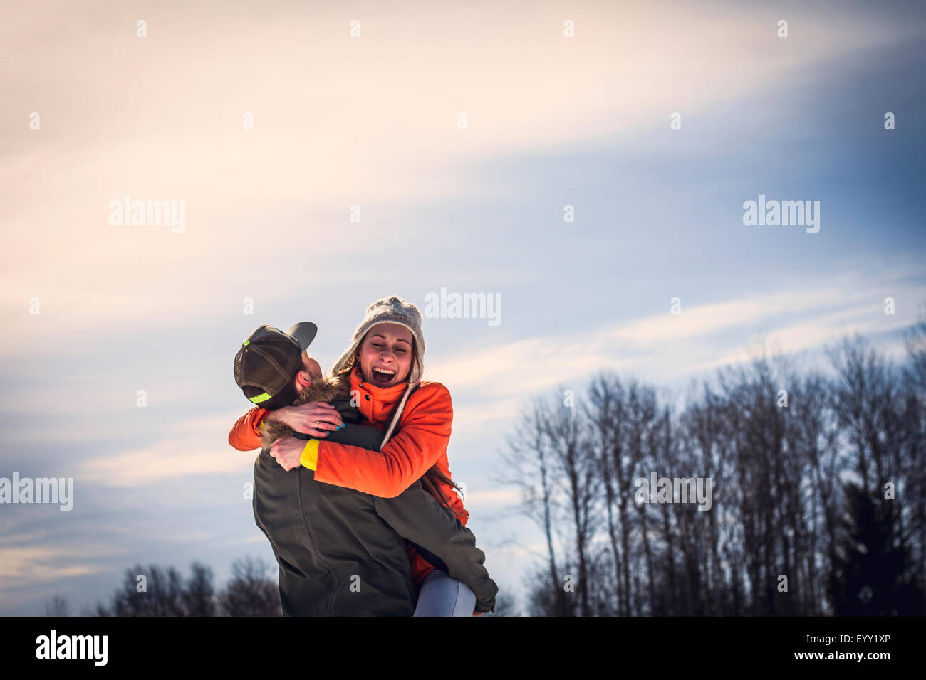 Kaukasische paar umarmt im freien Stockfoto