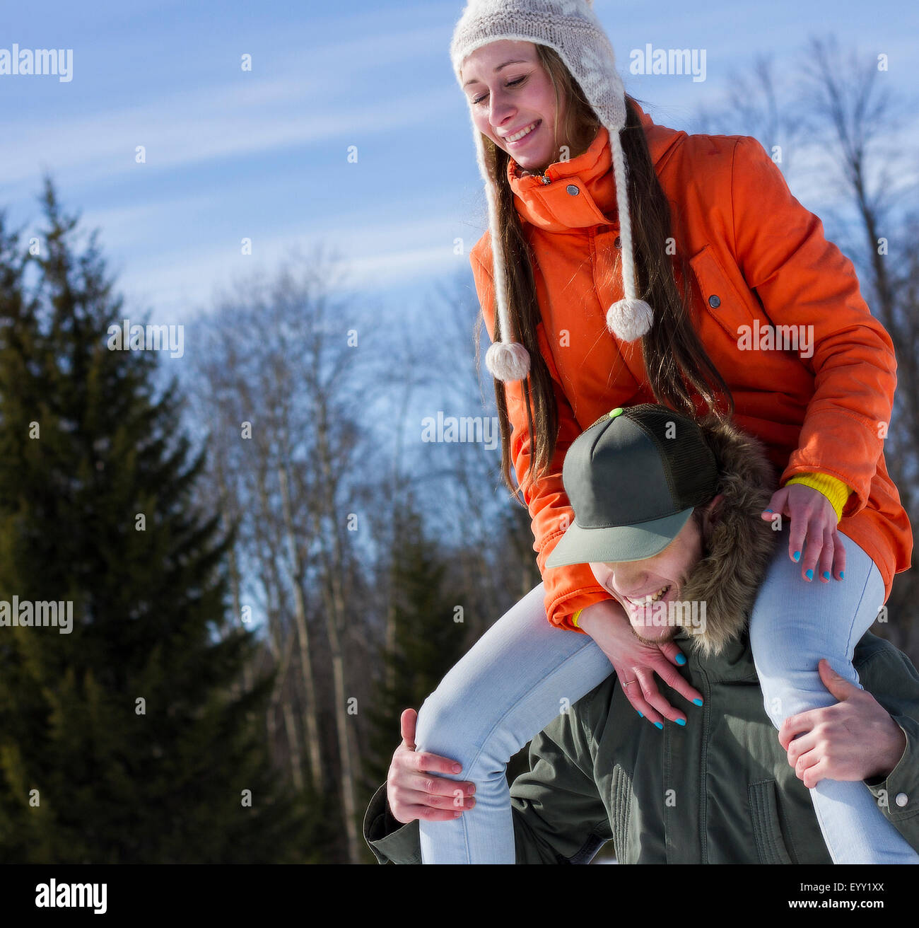 Kaukasischen Mann mit Freundin auf Schultern Stockfoto