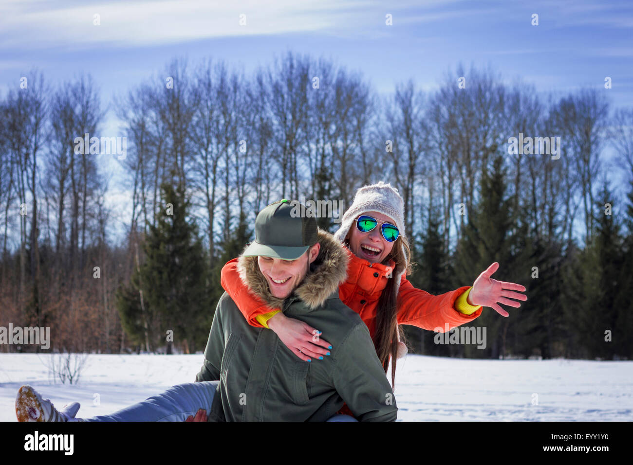 Kaukasische paar spielen in schneebedecktes Feld Stockfoto