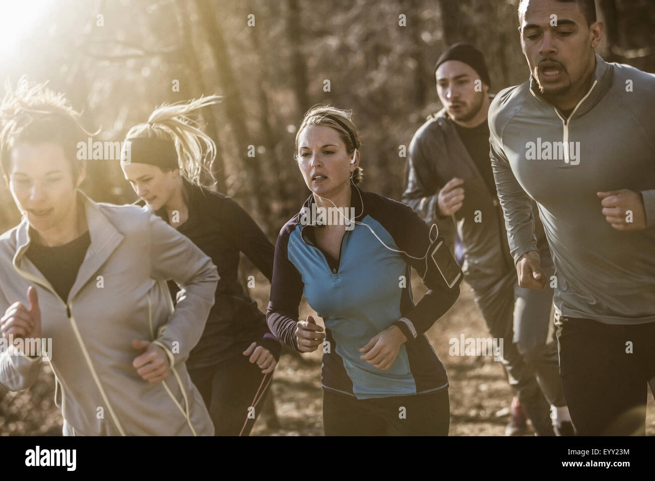 Läufer auf unbefestigten Weg im Wald joggen Stockfoto