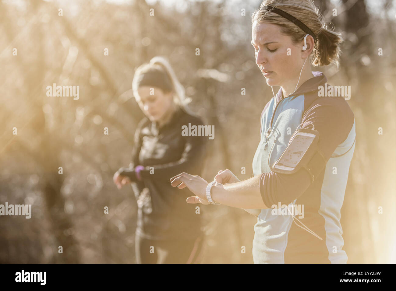 Kaukasische Läufer Überprüfung Fitness Uhren im Wald Stockfoto
