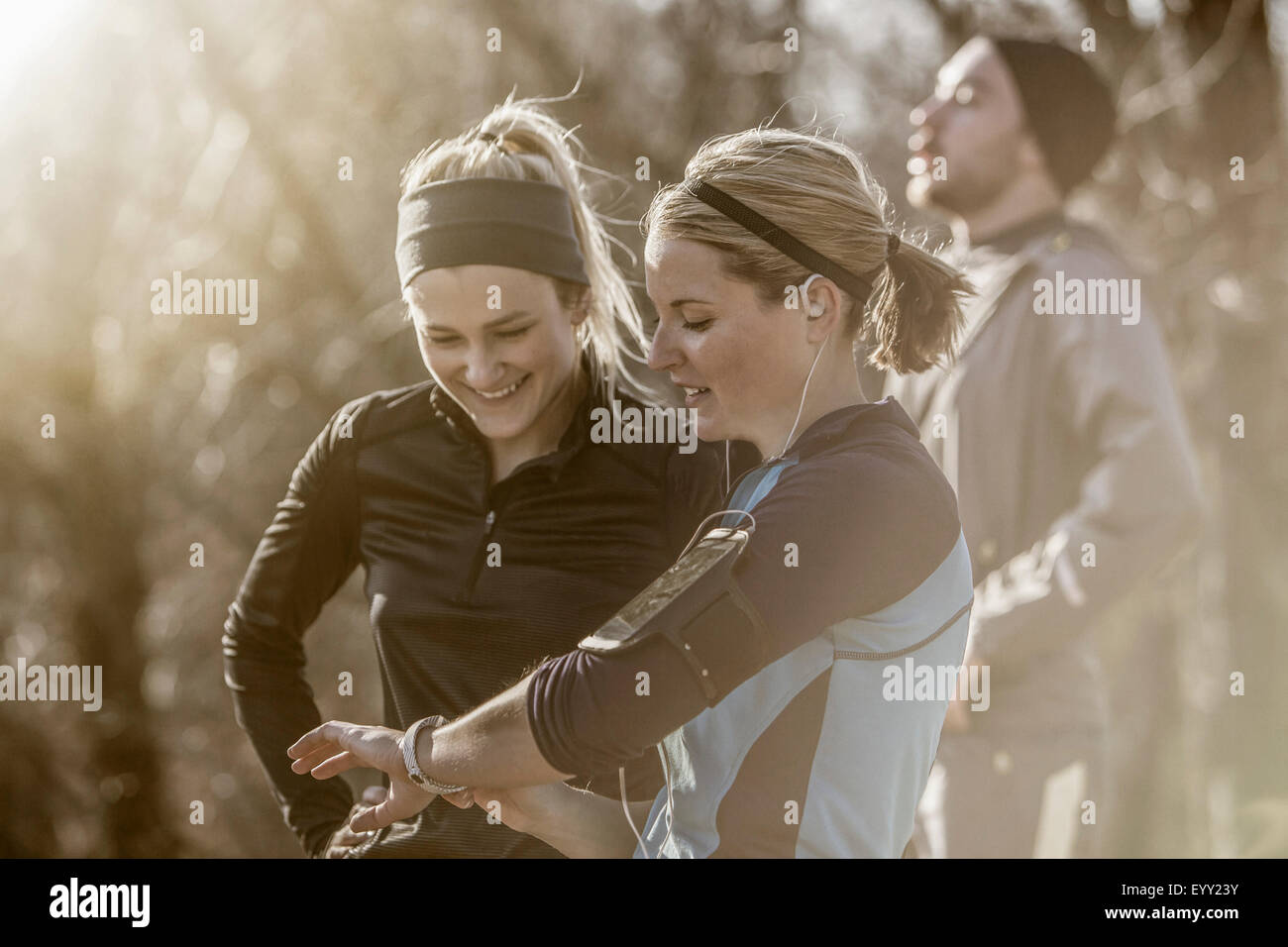 Kaukasische Läufer Überprüfung Fitness Uhr im Wald Stockfoto