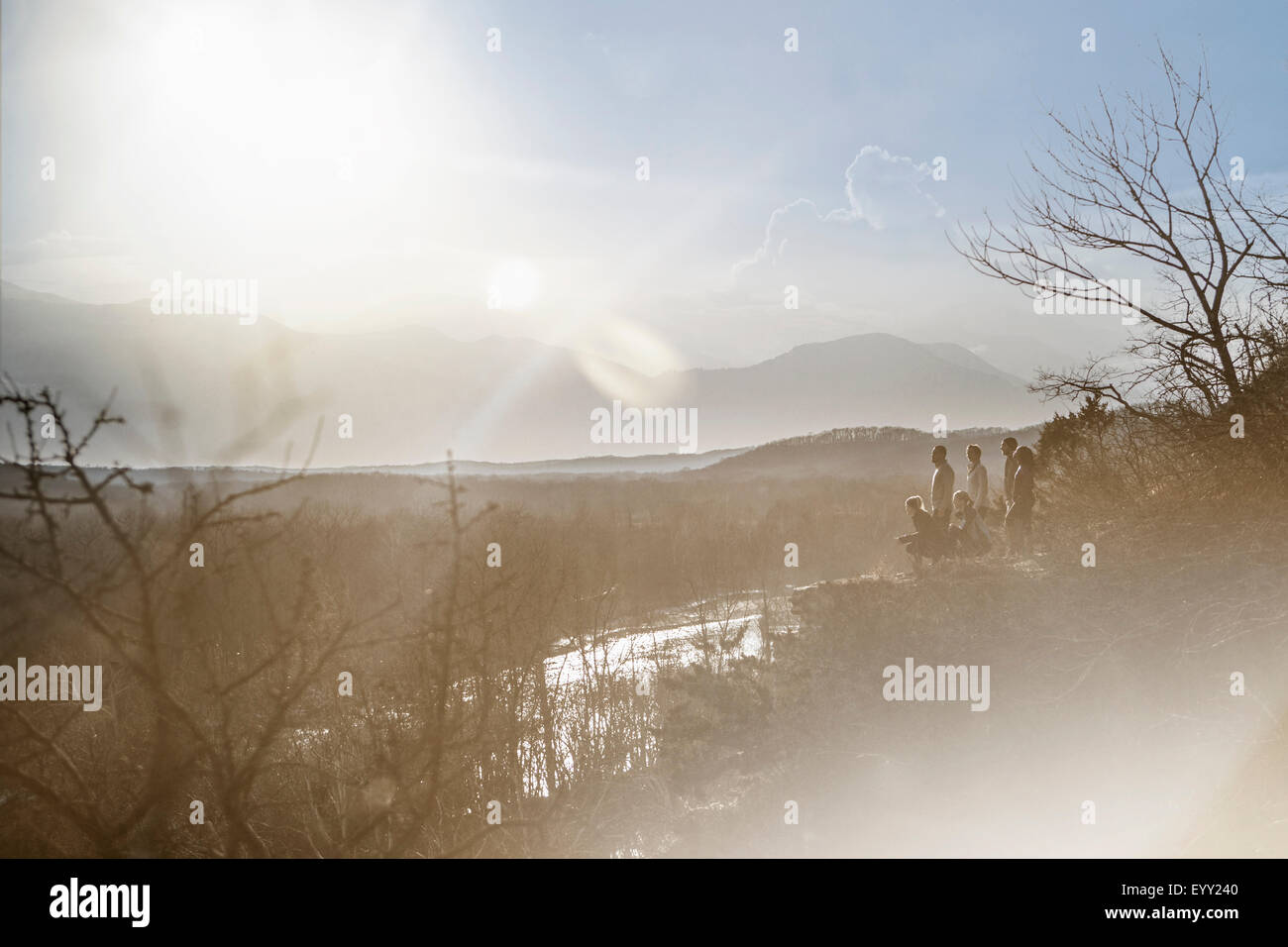 Berge über Fluss in ländlichen Landschaft Stockfoto