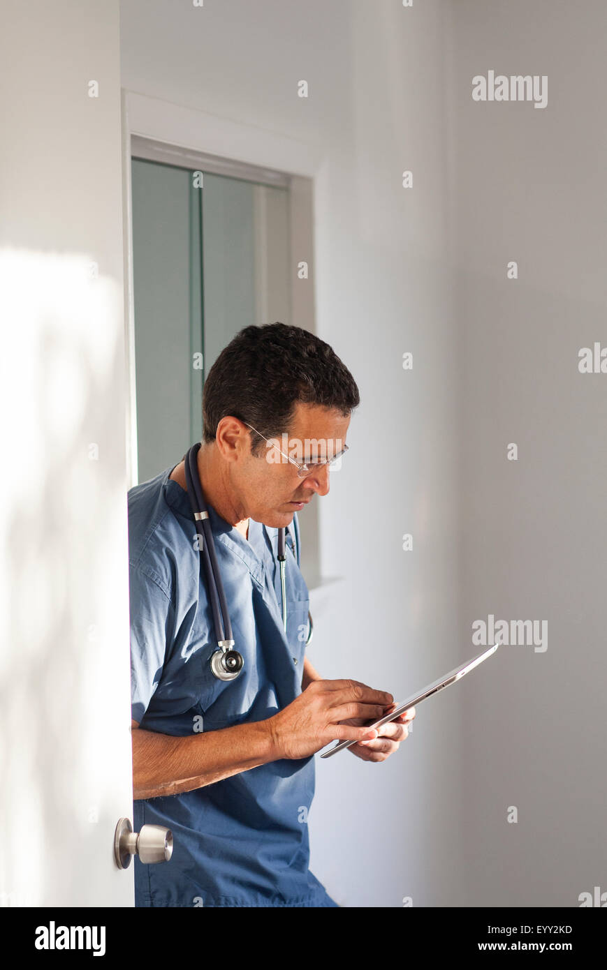 Hispanische Arzt mit digital-Tablette im Flur Stockfoto