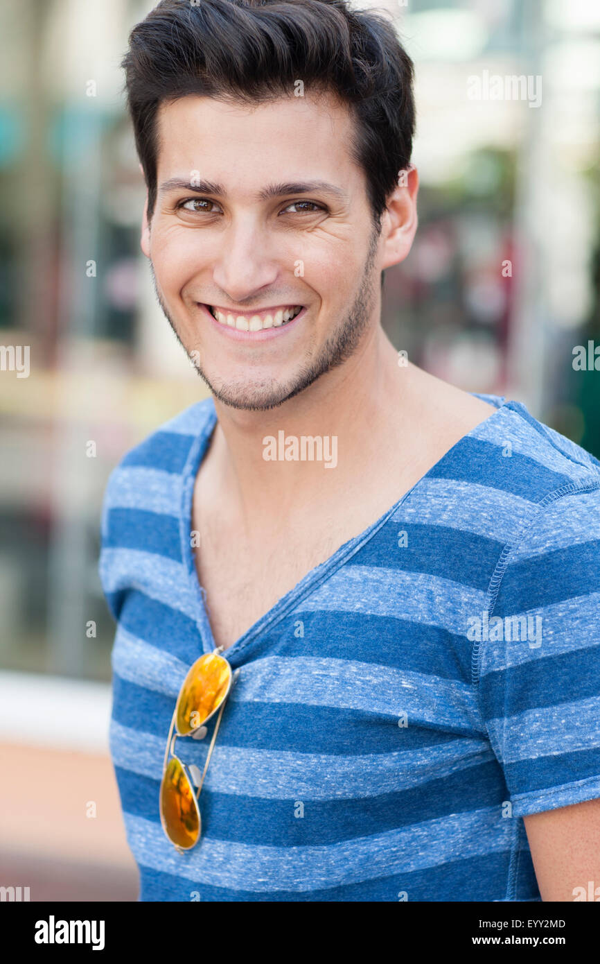 Hispanic Mann mit Sonnenbrille auf Hemd Stockfoto
