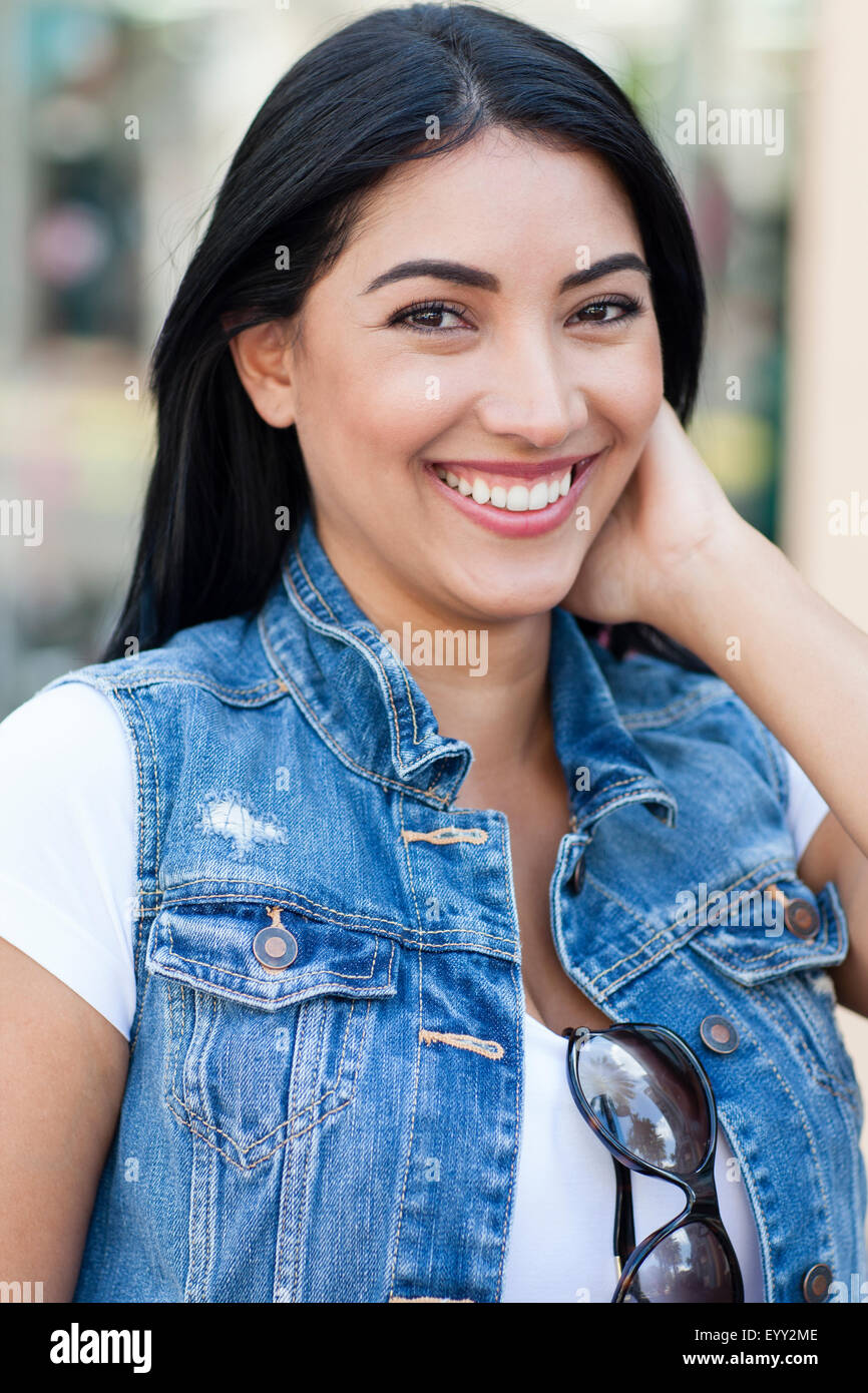 Close up Portrait of Hispanic Frau lächelnd Stockfoto