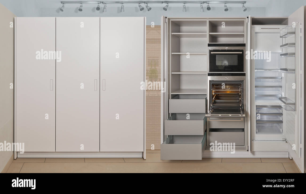 Leerer Kühlschrank und Schrank Lagerung in modernen Küche Stockfoto