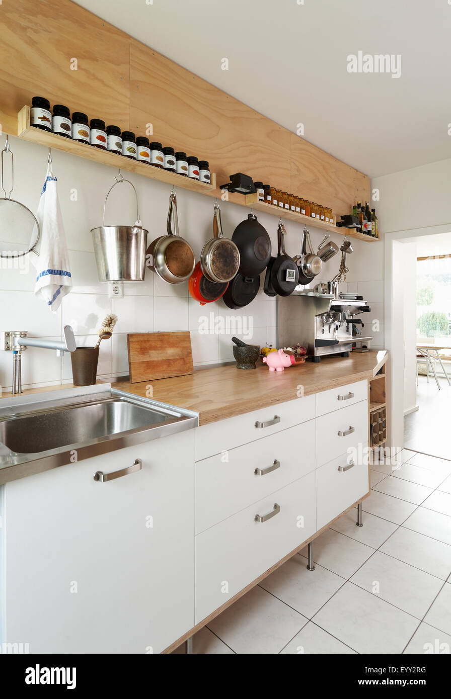 Gegenraum und Kochutensilien in modernen Küche Stockfoto