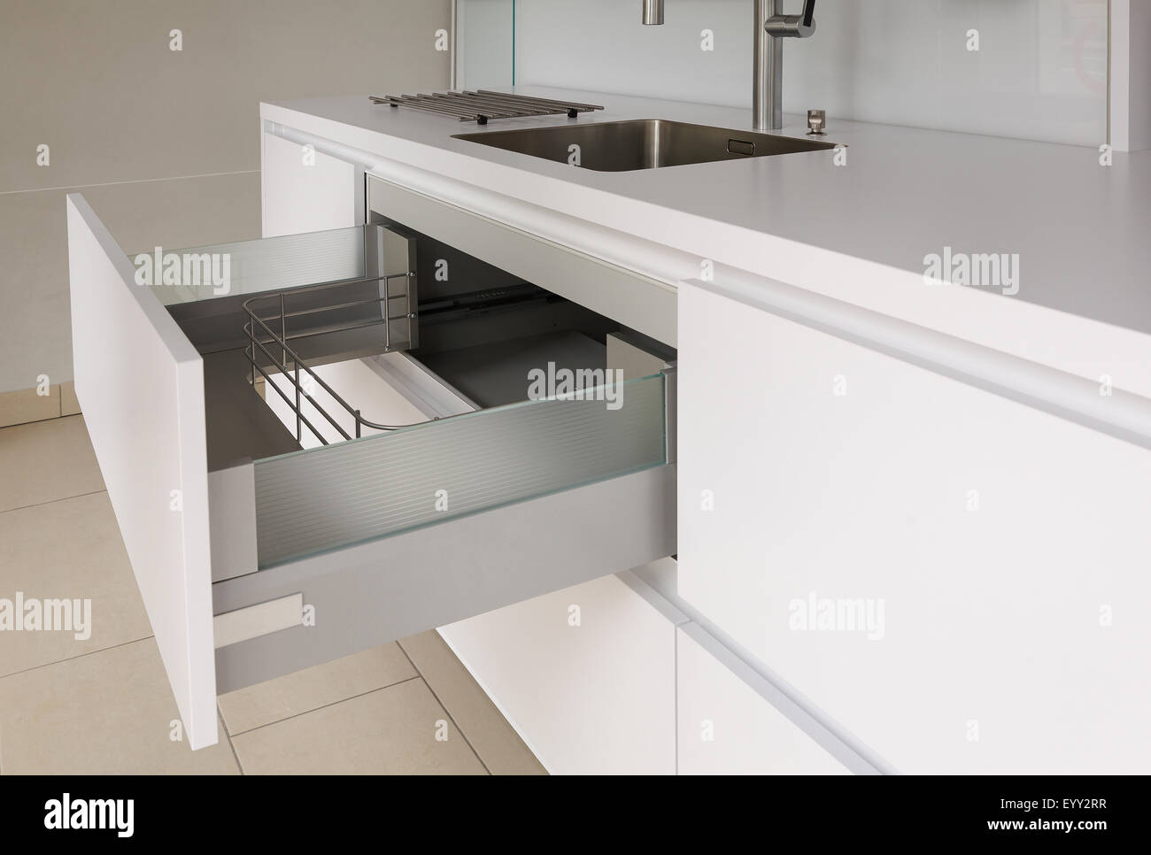 Kassenlade öffnen in modernen Küche Stockfoto