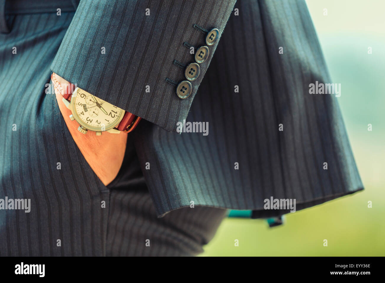 Nahaufnahme von Hand in der Tasche des kaukasischen Geschäftsmann Stockfoto