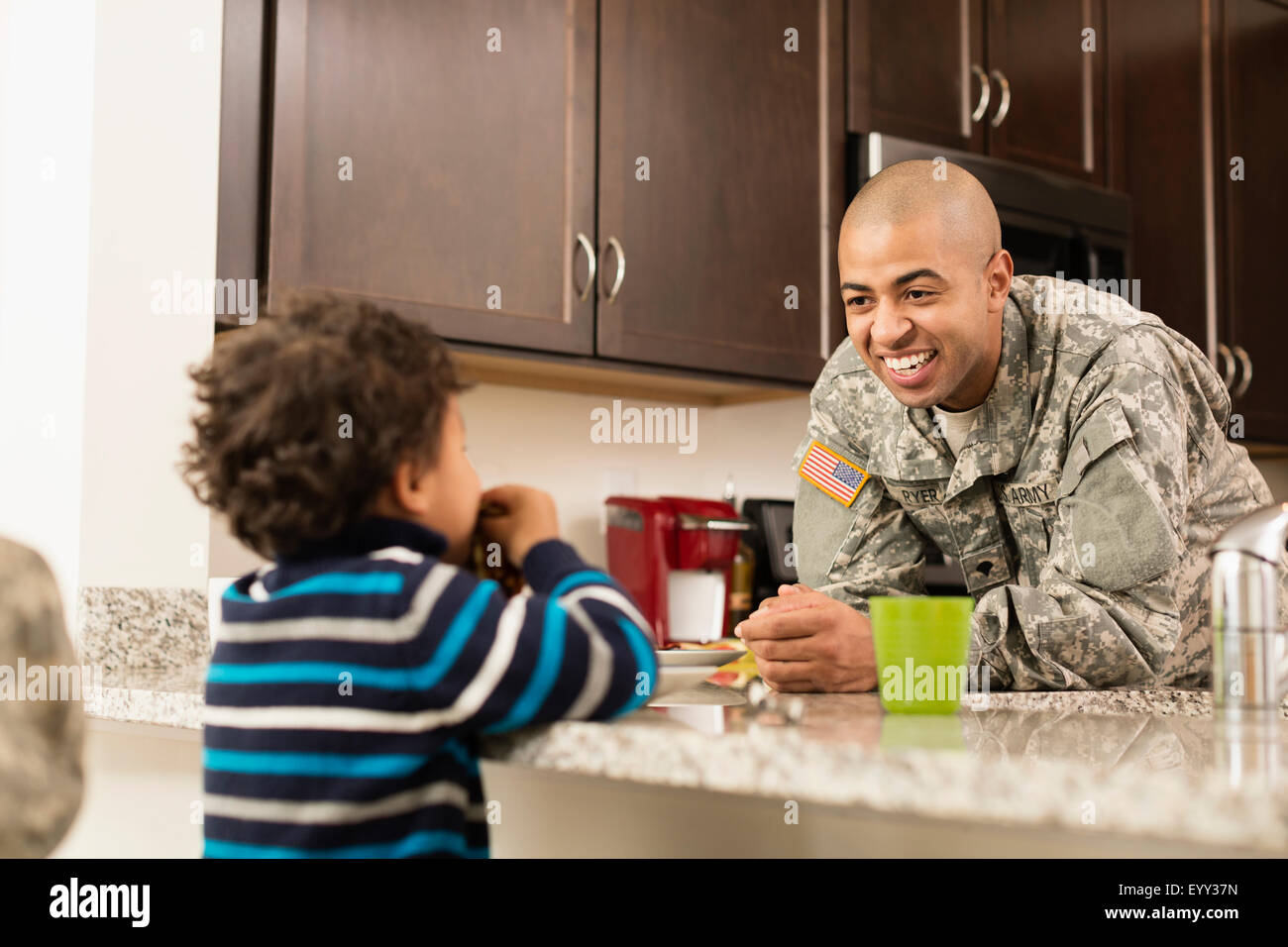 Gemischte Rassen Soldat Vater und Sohn in der Küche Essen Stockfoto