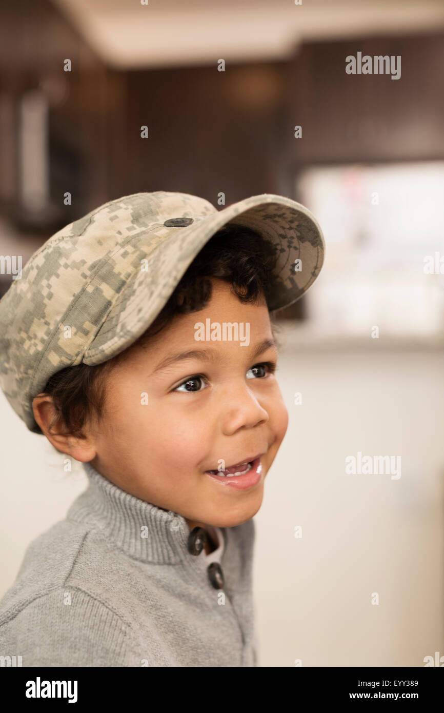 Gemischte Rassen junge Soldat Kappe trägt Stockfoto