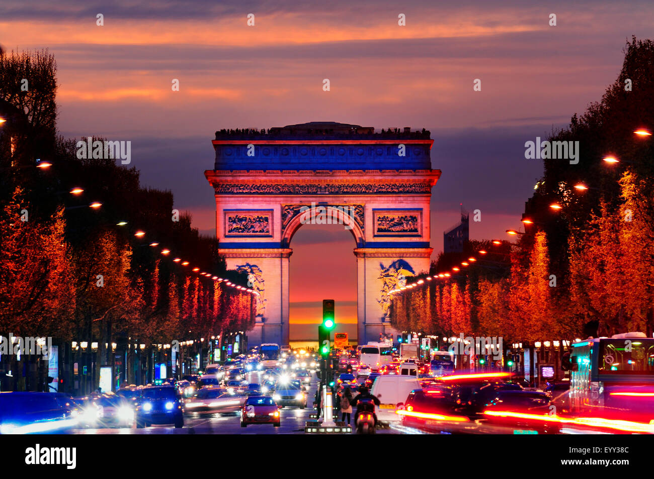 Arc de Triomphe über Verkehr in der Nacht, Paris, Ile de France, Frankreich Stockfoto