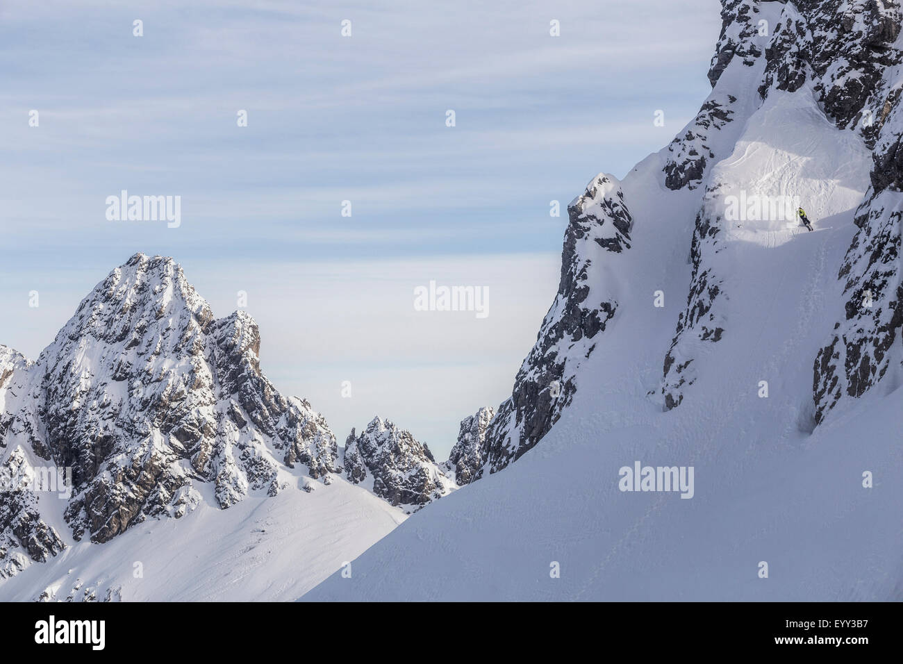 Kaukasische Kletterer Skalierung schneebedeckten Berghang Stockfoto