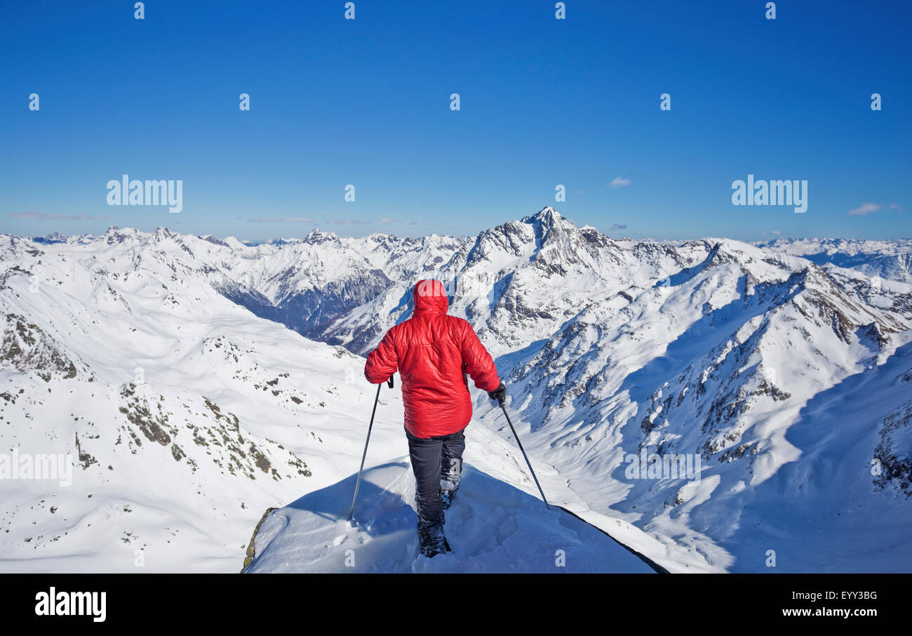 Kaukasischen Mann Skifahren auf verschneite Berggipfel Stockfoto