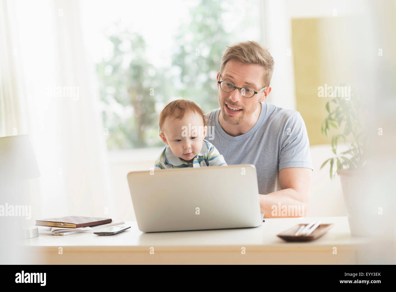 Kaukasische Vater und Baby mit laptop Stockfoto