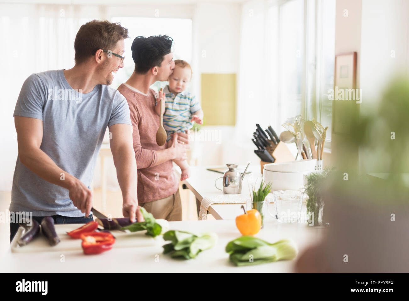 Kaukasische Schwule Väter und Babys in Küche Stockfoto