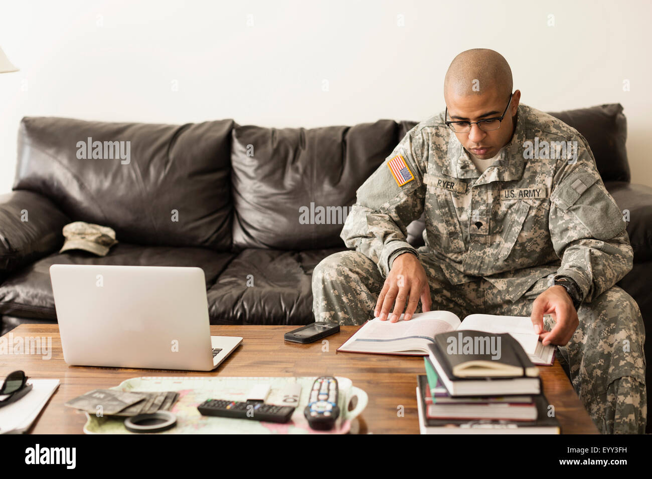 Gemischte Rassen Soldat studieren auf sofa Stockfoto