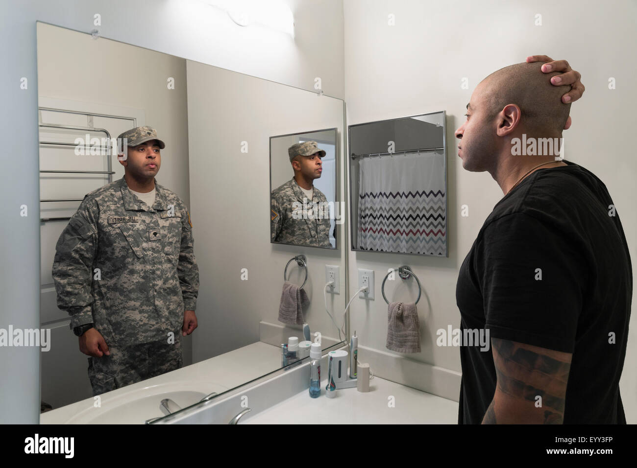 Gemischte Rassen Mann Soldat im Spiegel zu sehen Stockfoto