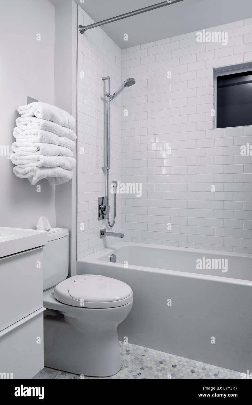 Badewanne, WC und Dusche im modernen Badezimmer Stockfoto
