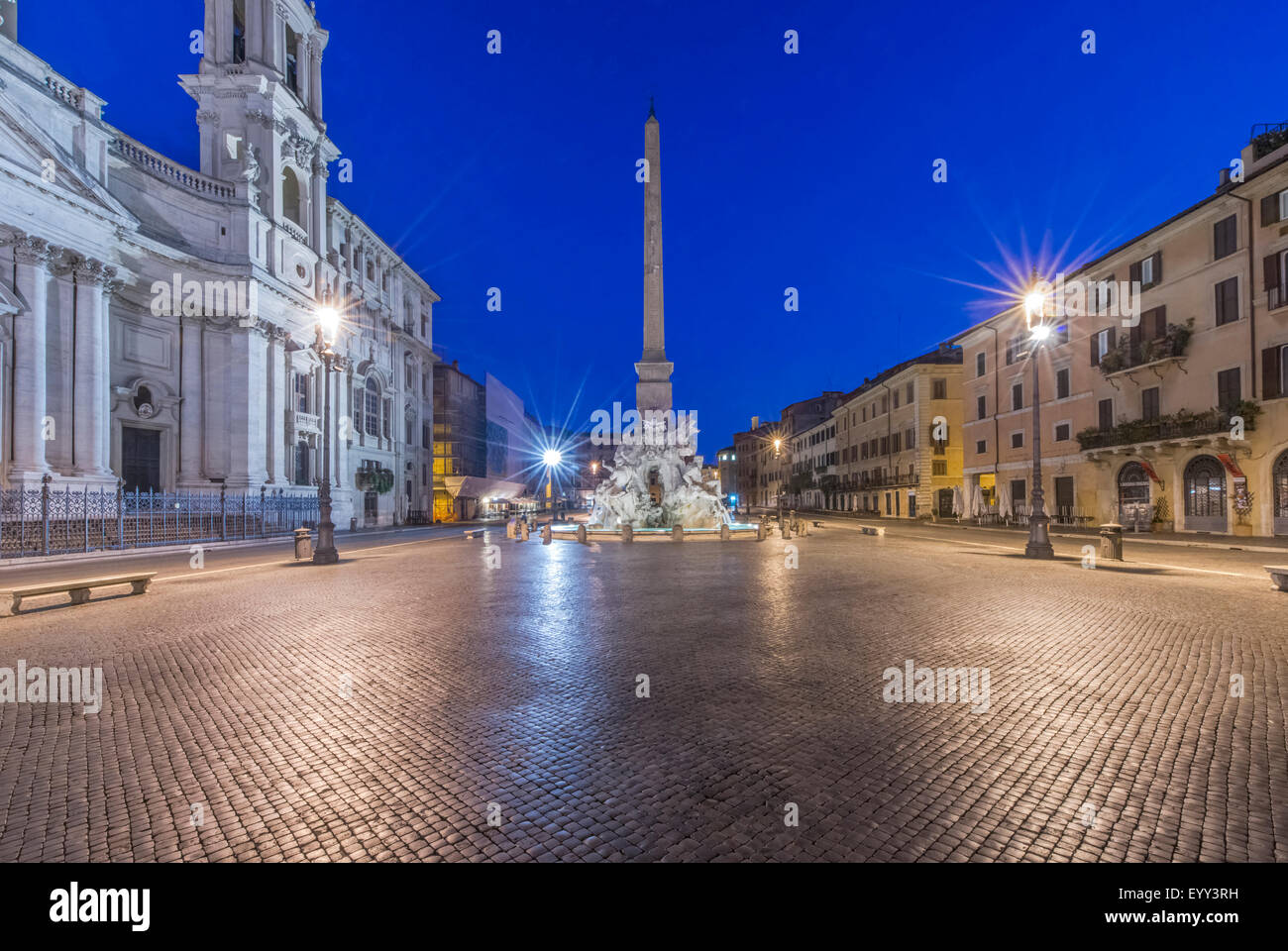 Piazza Navona und vier Flüsse Brunnen beleuchtet in der Nacht, Rom, Italien Stockfoto