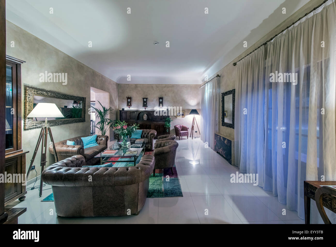 Sofas und Windows im modernen Hotel-lounge Stockfoto