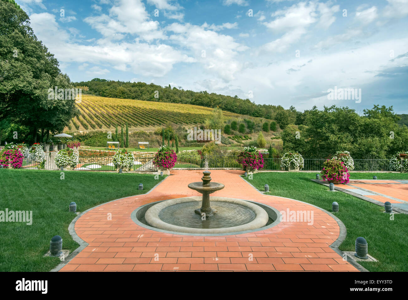 Brunnen und Gehweg in angelegten Gärten in ländlichen Bereichen, Radda in Chianti, Siena, Italien Stockfoto