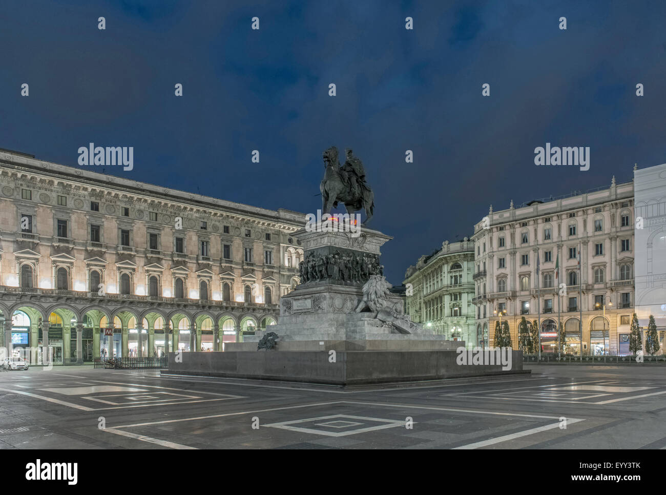 Brunnen am Domplatz beleuchtet in der Nacht, Milan, Mailand, Italien Stockfoto