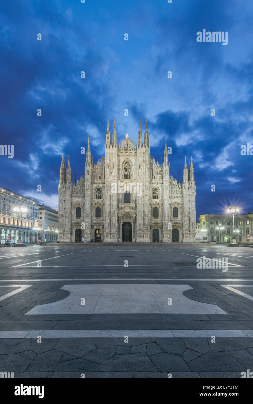 Kathedrale Duomo di Milano beleuchtet in der Nacht, Mailand, Italien Stockfoto