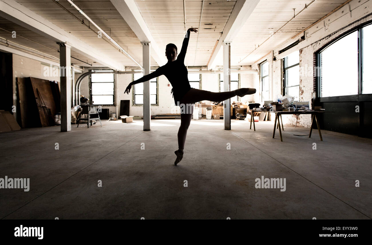 Kaukasische Ballett-Tänzerin im loft Stockfoto