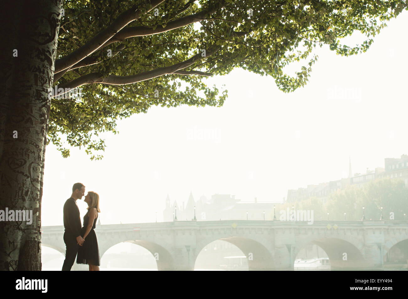 Kaukasische paar küssen in der Nähe von Brücke, Paris, Ile de France, Frankreich Stockfoto