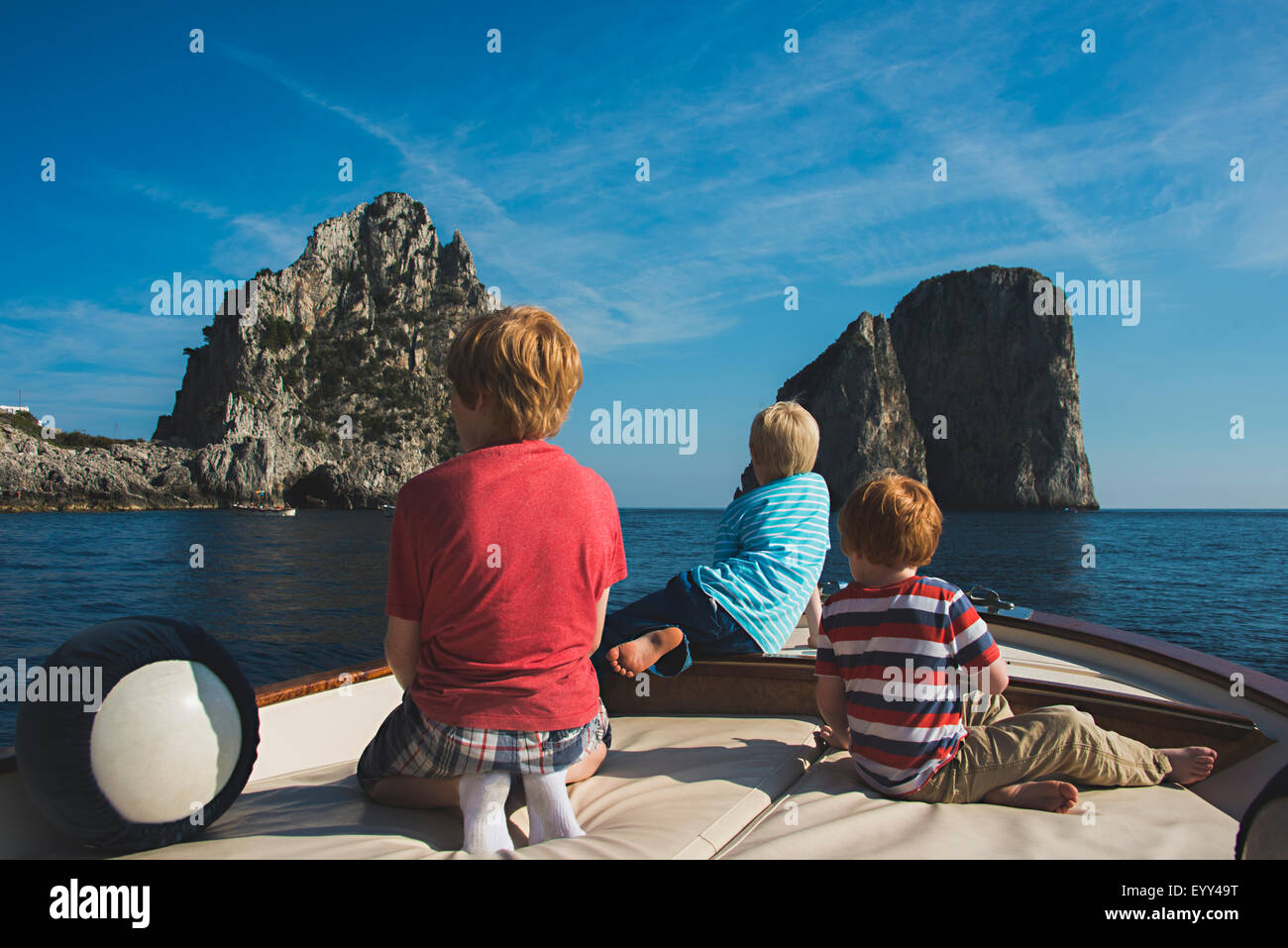 Kaukasischen Brüder auf Boot bewundern Felsformationen im Meer, Isle of Capri, Neapel, Italien Stockfoto
