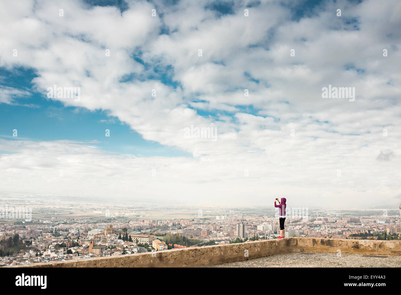 Kaukasische Frau fotografieren szenische Ansicht des Stadtbildes, Granada, Spanien Stockfoto