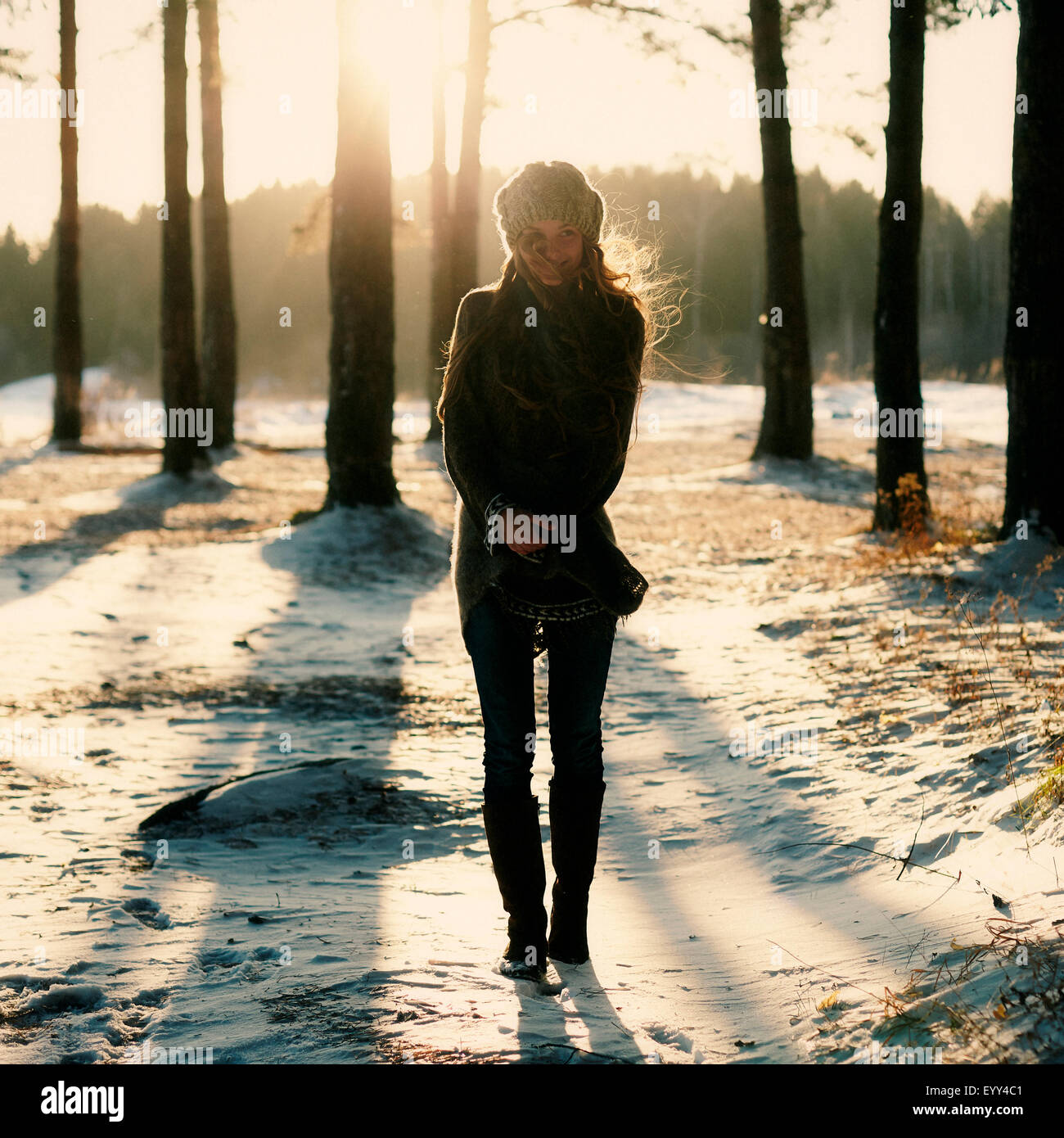 Kaukasische Frau im verschneiten Wald Stockfoto