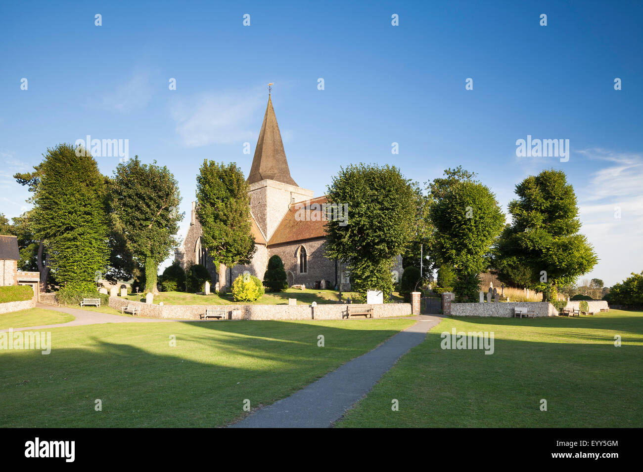 St.-Andreas-Kirche und Dorfanger in Touristenort, East Sussex, England, GB Stockfoto