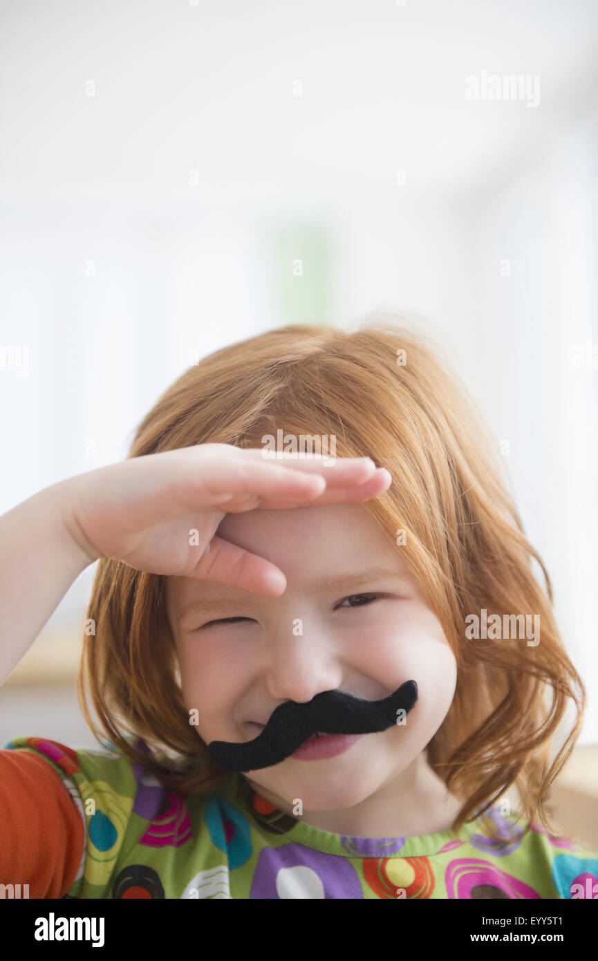 Kaukasische Mädchen tragen gefälschte Schnurrbart Stockfoto