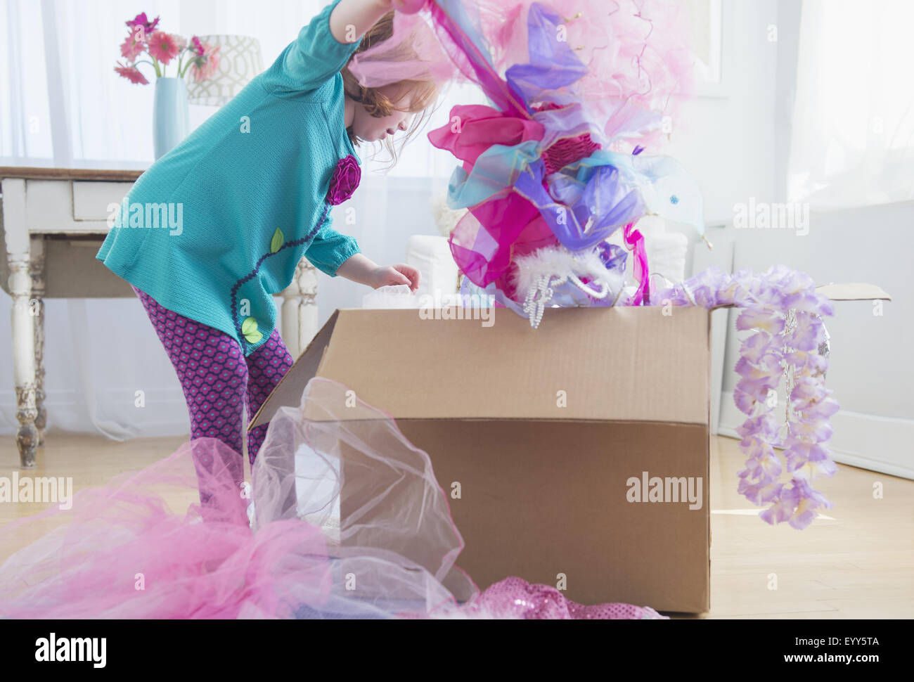 Kaukasische Mädchen Dress-Up Kleidung aus Karton auspacken Stockfoto