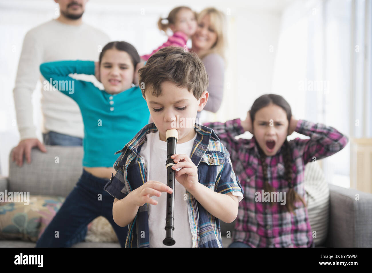 Kaukasische Familie Ohren mit jungen spielen recorder Stockfoto