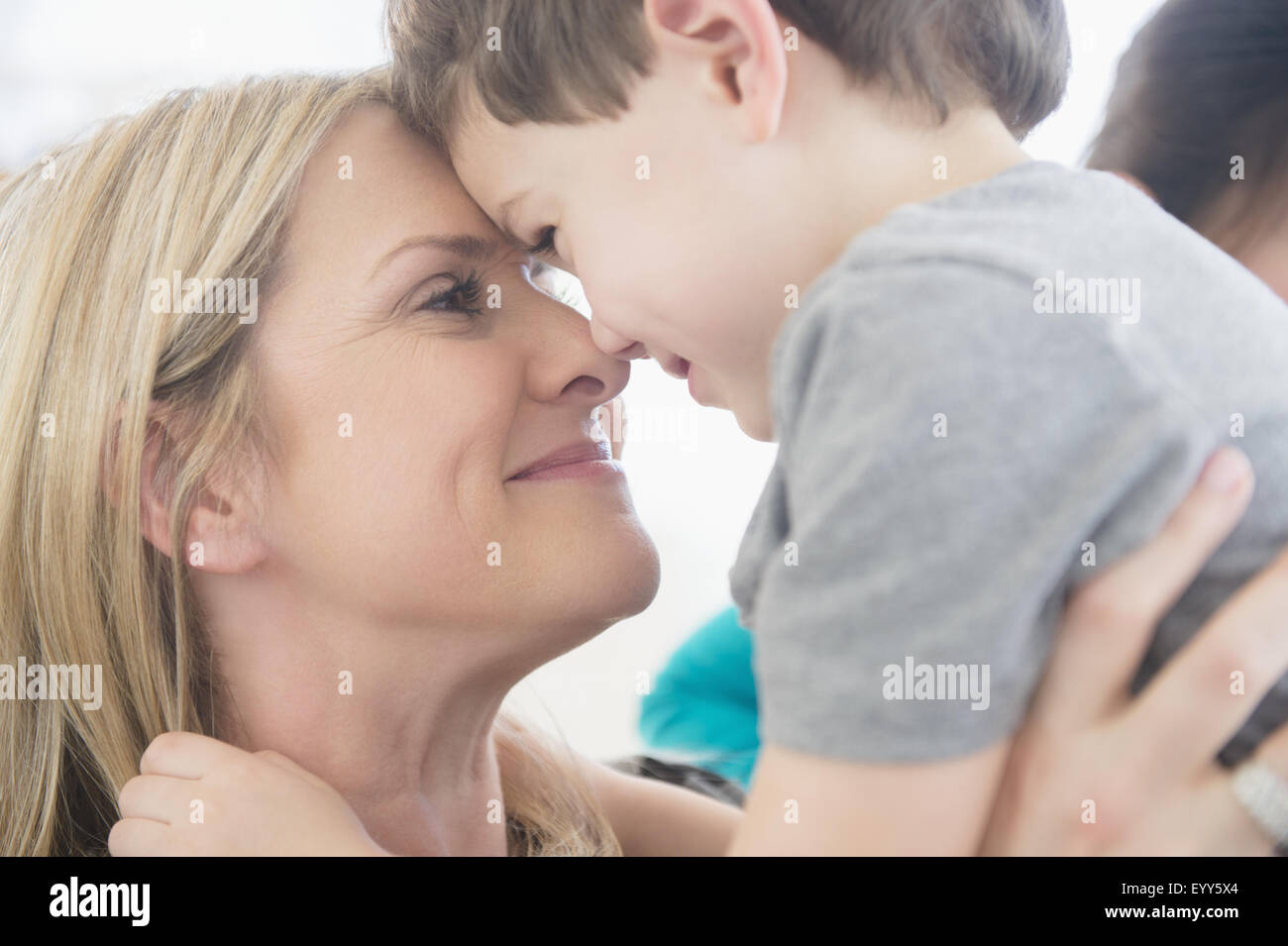 Nahaufnahme von kaukasischen Mutter und Sohn, die Stirn zu berühren Stockfoto