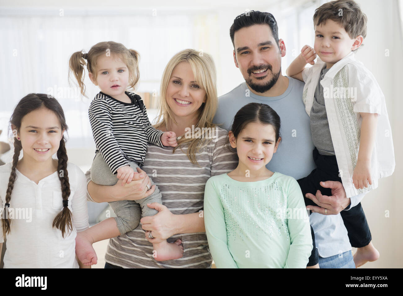 Kaukasische Eltern und Kinder Lächeln Stockfoto