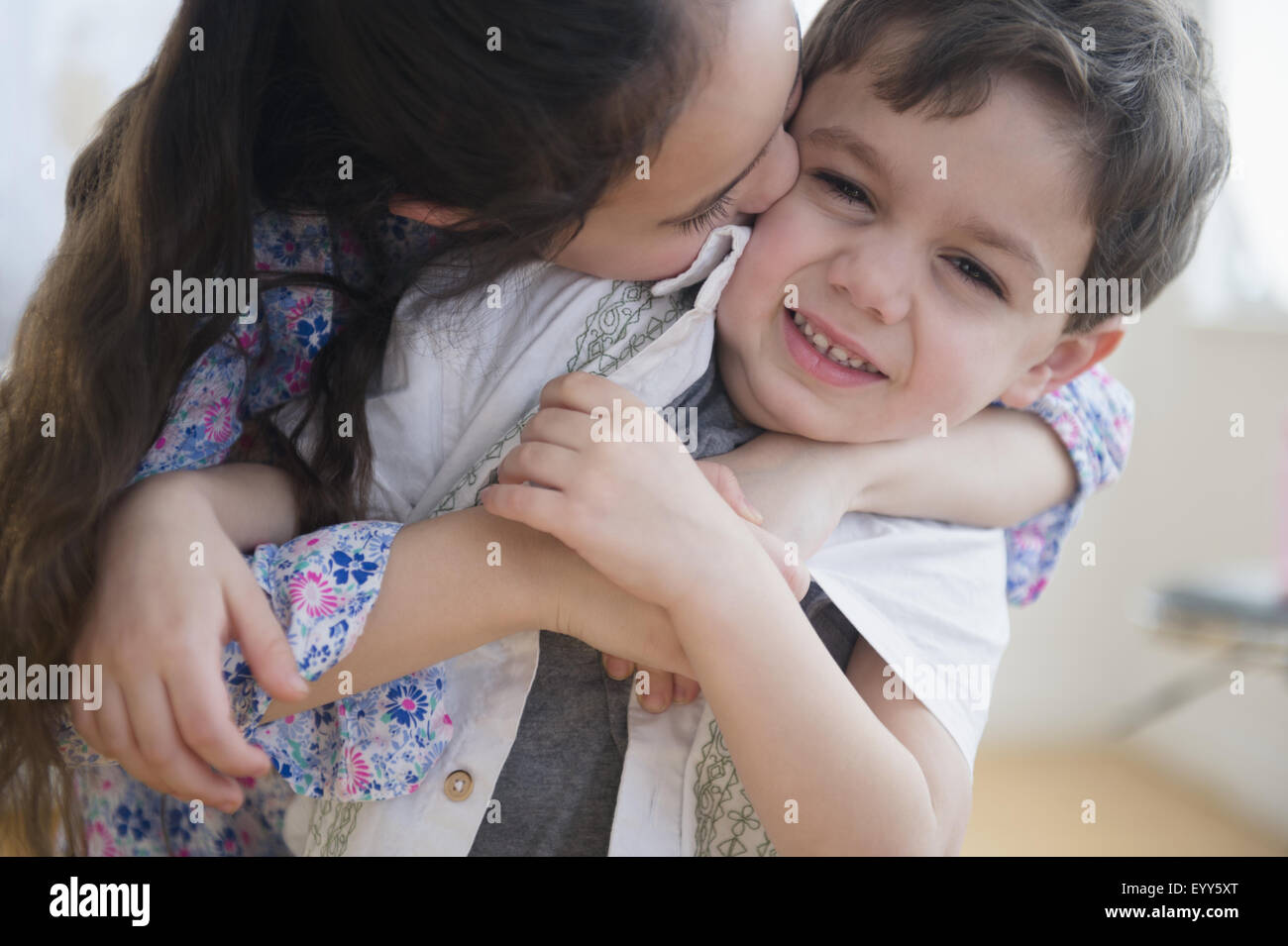 Nahaufnahme von Kaukasischen Mädchen küssen Bruder Stockfoto