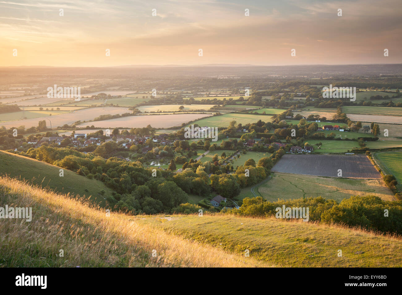 Der Blick von der South Downs in der Nähe von Devil es Dyke auf das Dorf Fulking, West Sussex, England Stockfoto
