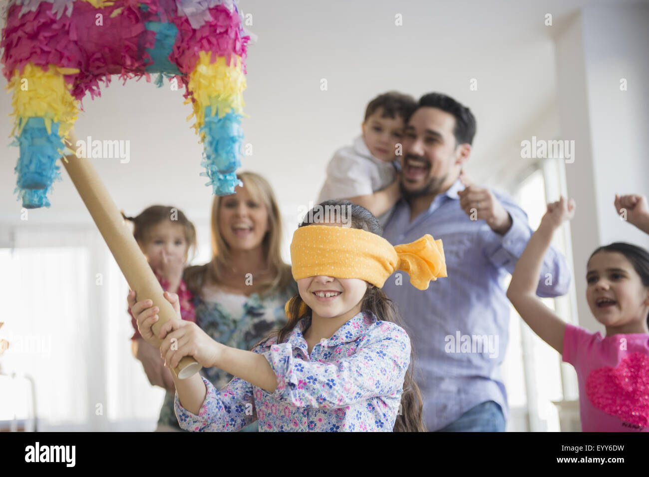 Kaukasische Mädchen schlagen Pinata auf Geburtstagsparty Stockfoto