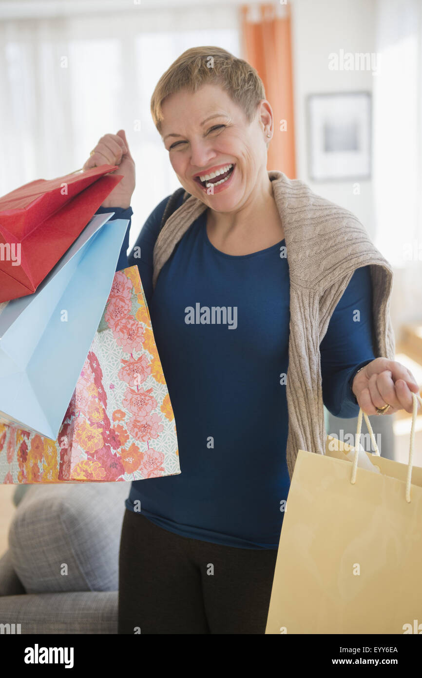 Lachend kaukasischen Frau Holding Shopping bags Stockfoto