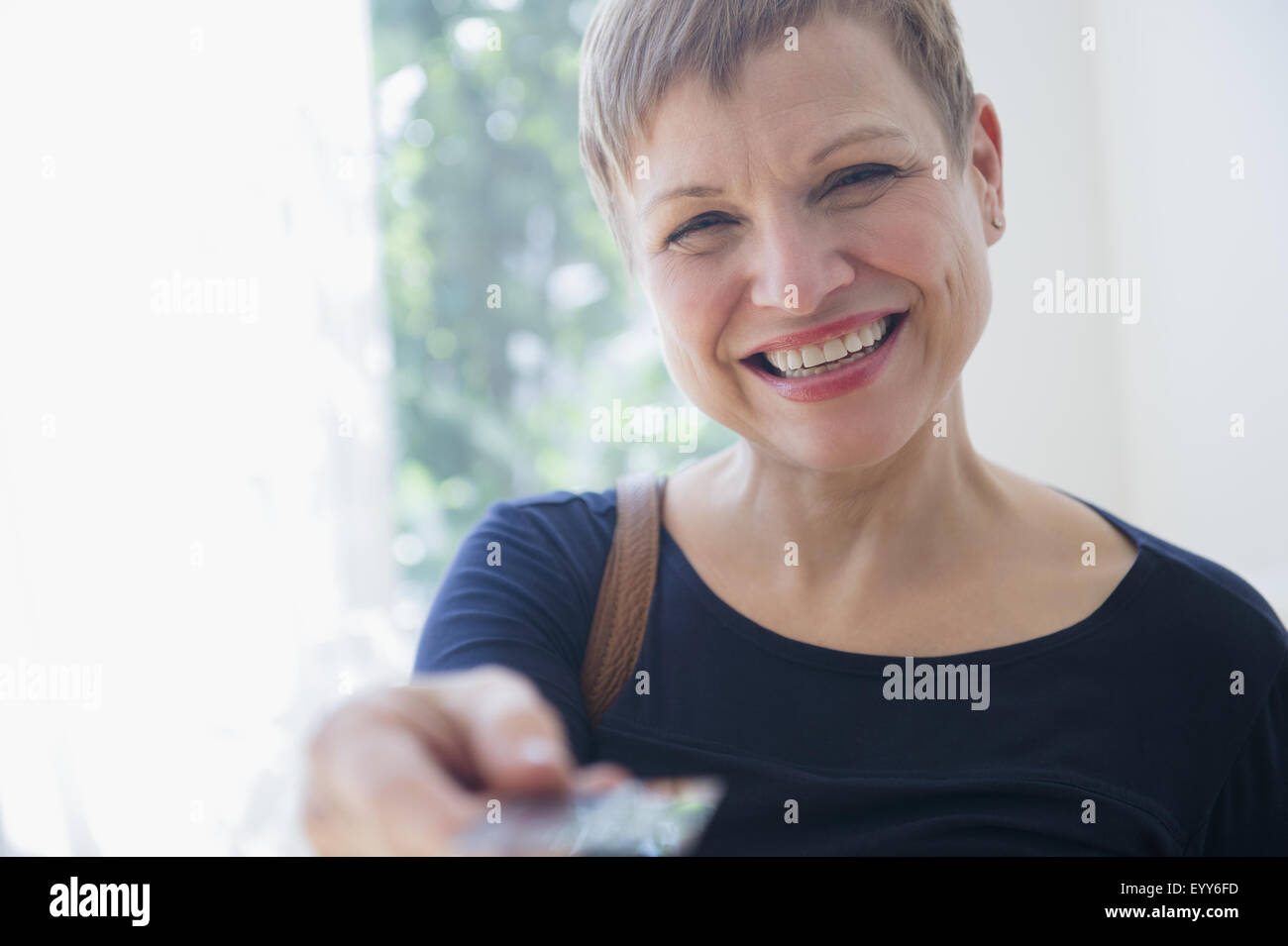 Kaukasische Frau Zahlung mit Kreditkarte Stockfoto